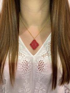 COLLIER CROCHET LOSANGE ROUGE