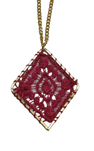 COLLIER CROCHET LOSANGE ROUGE