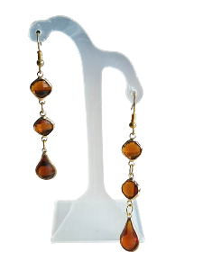 BOUCLES D'OREILLES PENDANTES LOSANGES ET GOUTTE AMBRE