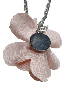 COLLIER POMPON FLEUR ROSE